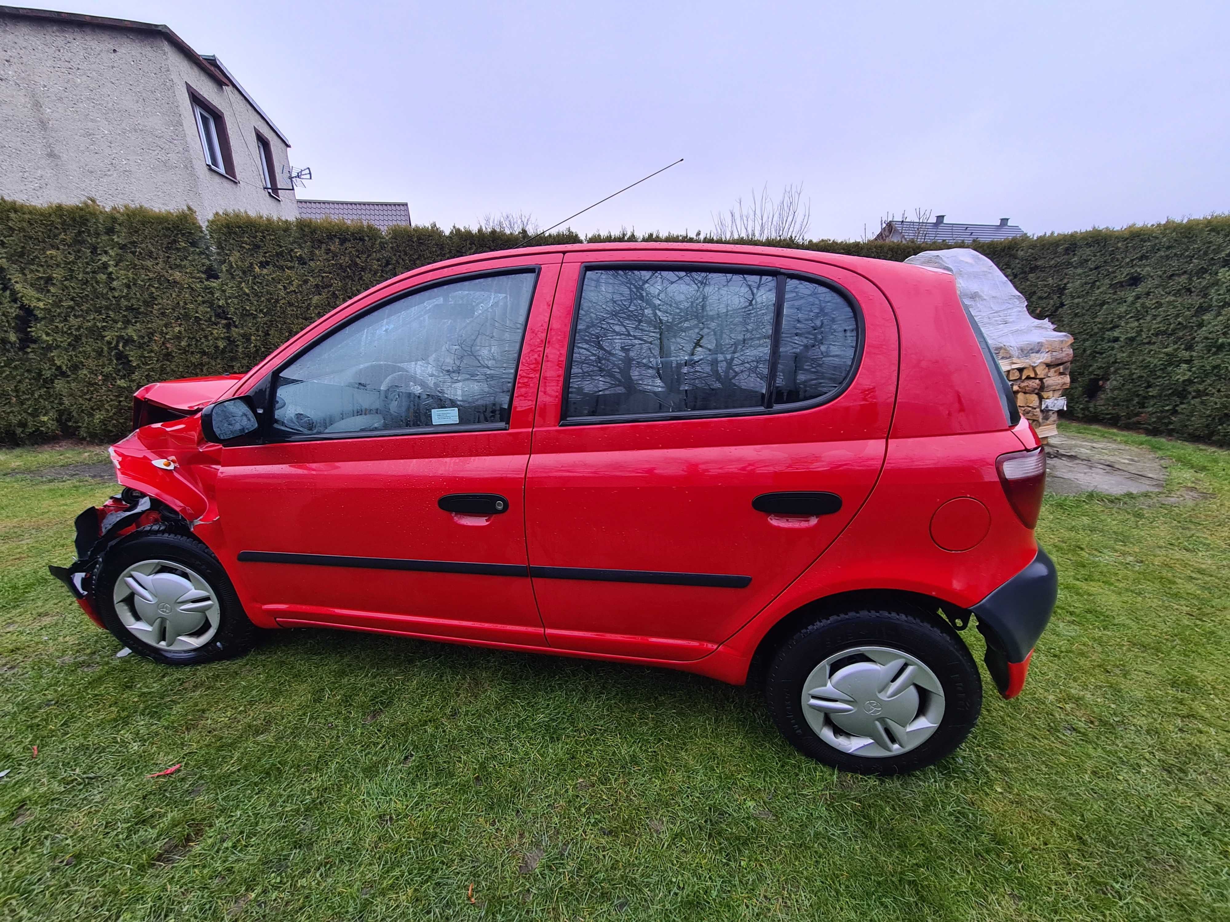 Toyota Yairs 1 2001 części elementy silnik  blacharskie idealny stan