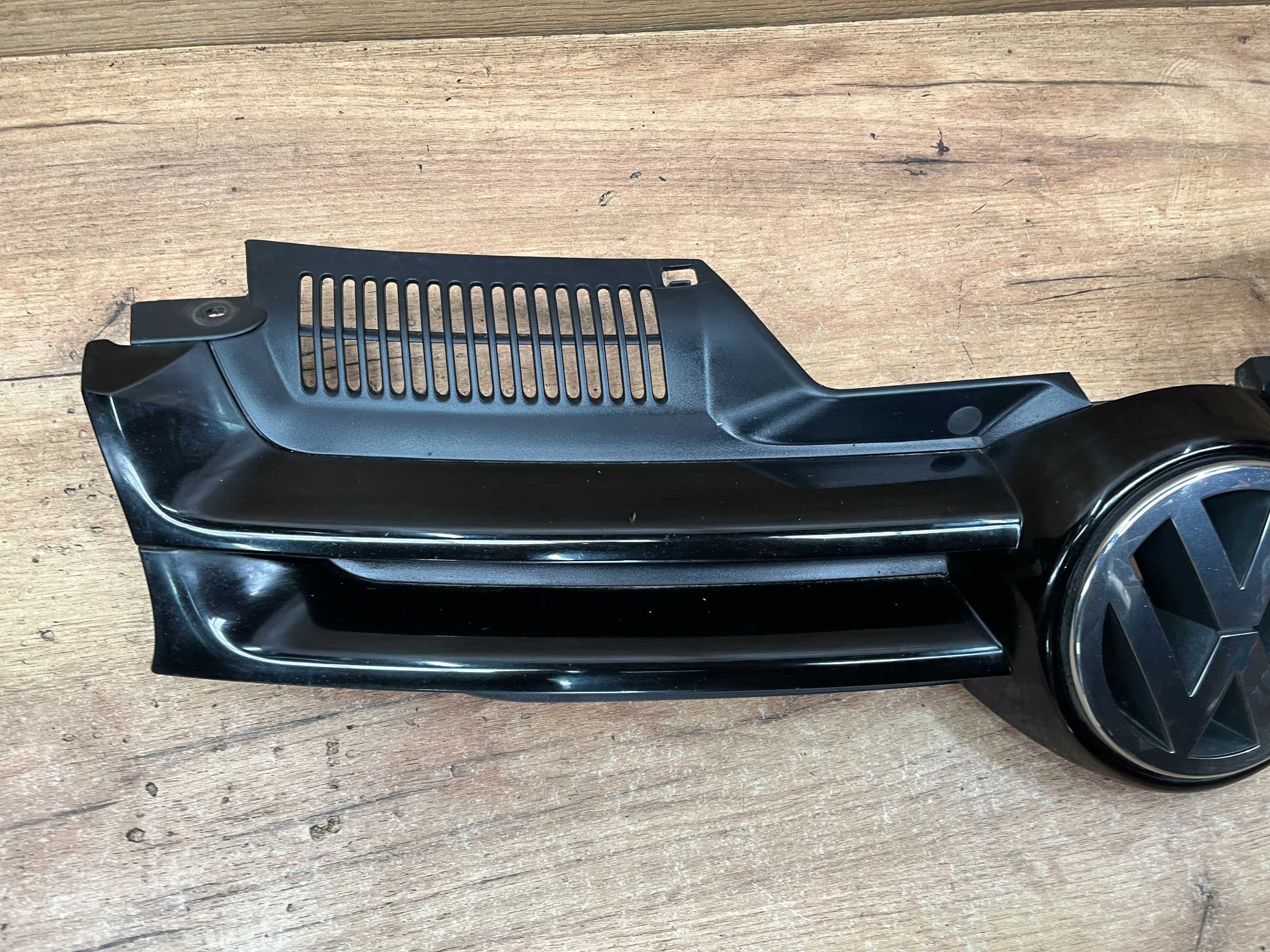 Grill atrapa zderzaka Golf 5 kolor lo41