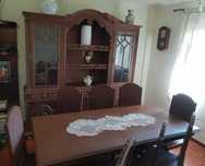Móvel e mesa de jantar com cadeiras
