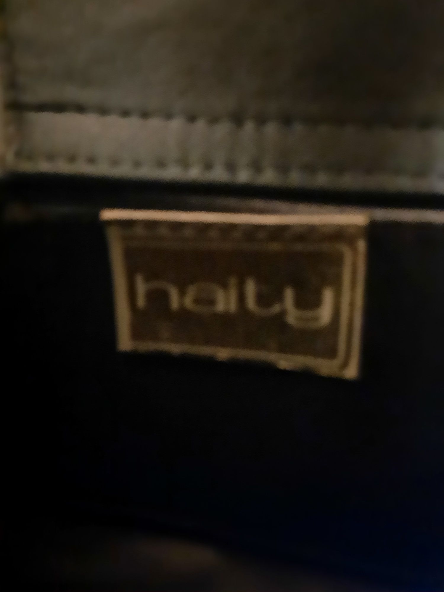 Haity.Clutch dourada e Clutch cinzenta