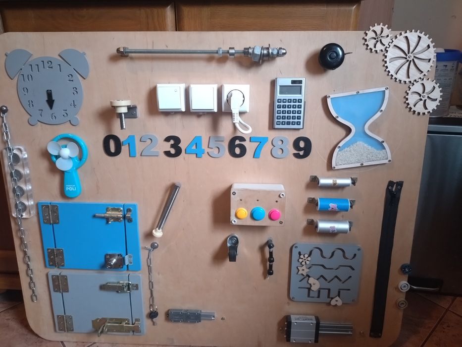 Tablica manipulacyjna sensoryczna montessori