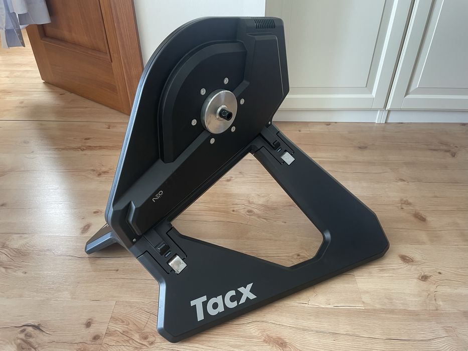 Trenażer Tacx NEO Smart z dodatkami do ZWIFT