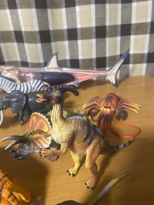 Фигурки игрушки животных ,пресмыкающих,акулы