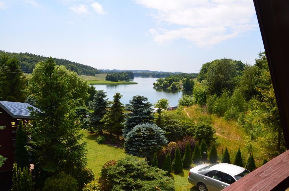 Domek letniskowy nad jeziorem na kaszubach z widokiem na jezioro i las