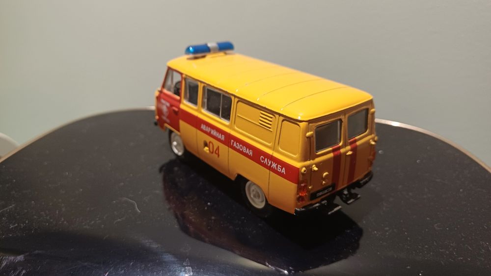 1/43 Scale AGS04 Russian UAZ-3909 Van (Emergency Gas Service) Orange/R