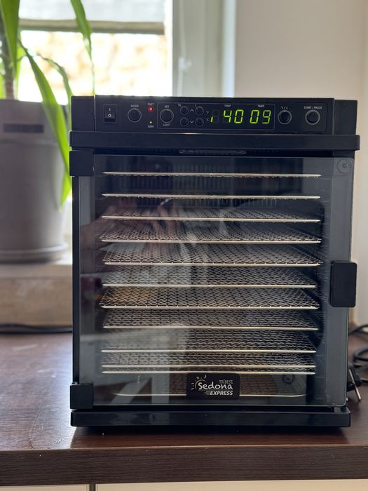 Suszarka do owoców, warzyw i ziół z metalowymi tackami Sedona