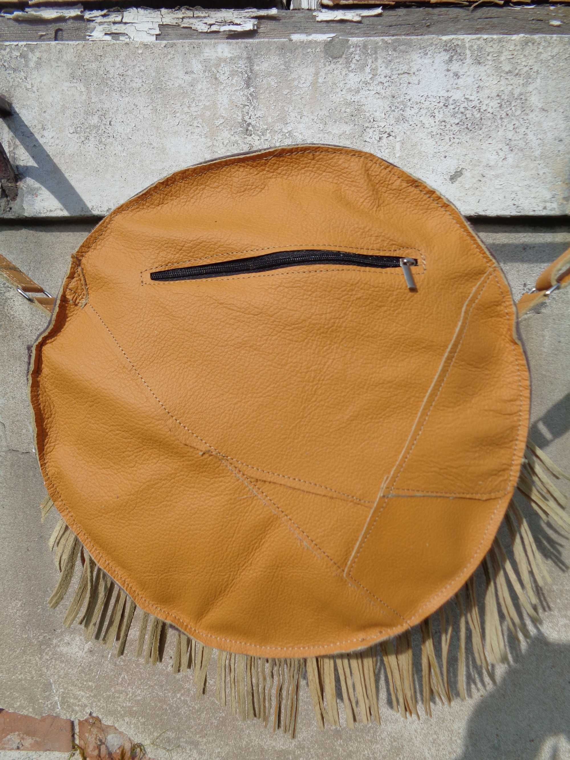 Artystyczna skórzana okrągła torebka z frędzlami. Handmade