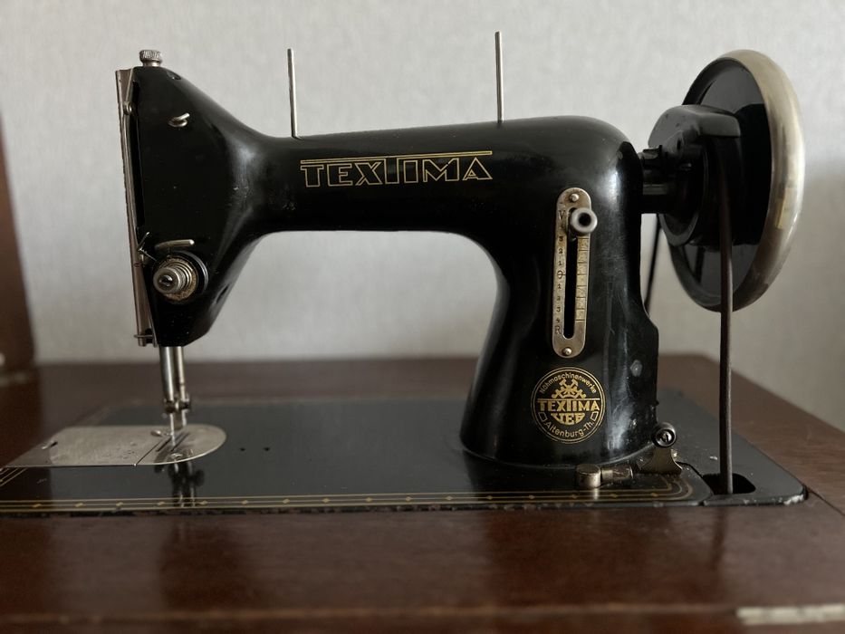 Вінтажна німецька швейна машинка Textima