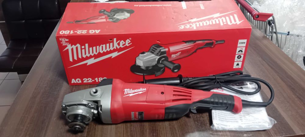 Milwaukee Szlifierka kątowa 2200W 180mm z włącznikiem Deadman