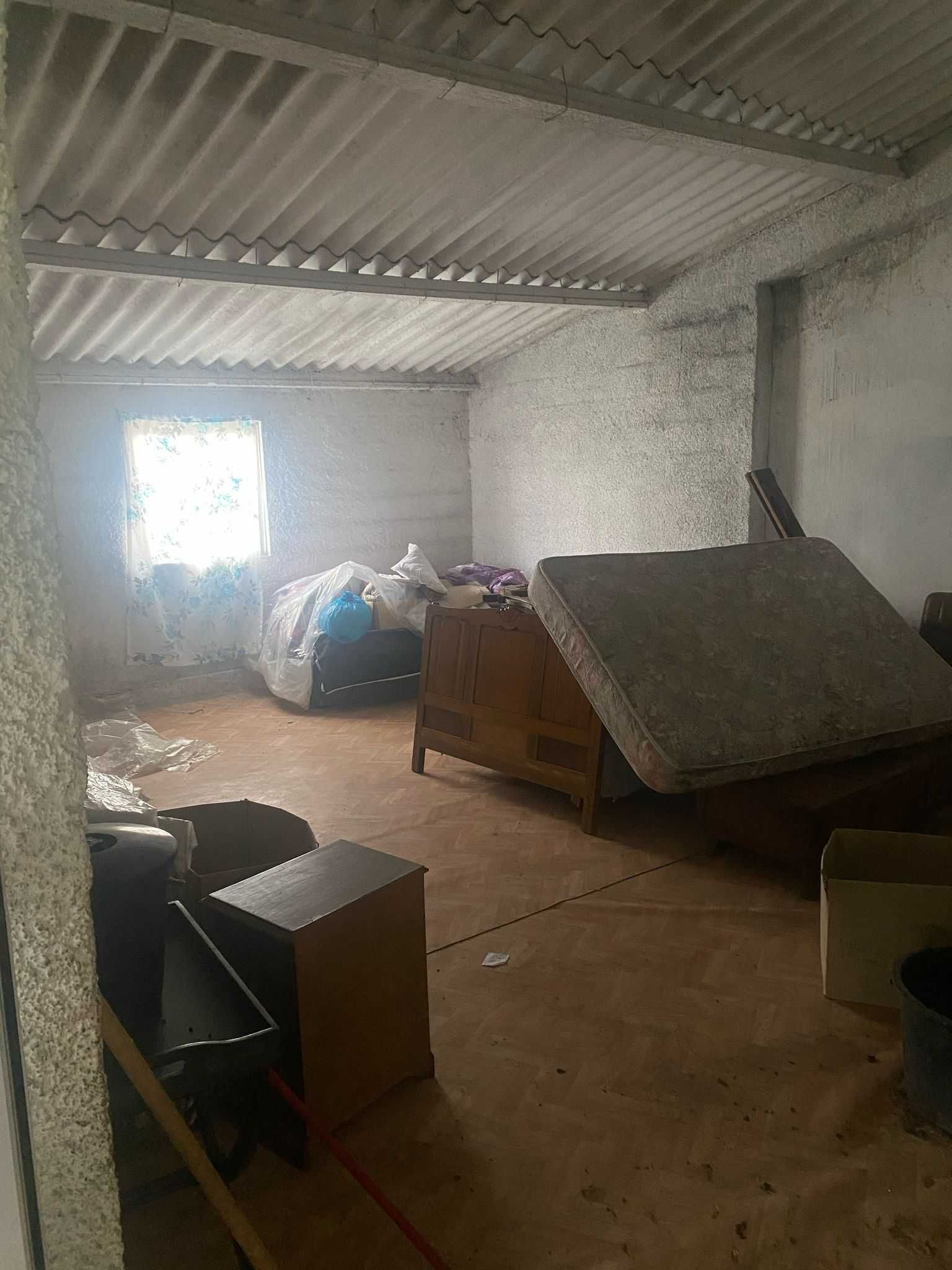 Arrendo quinta com casa a precisar de remodelação