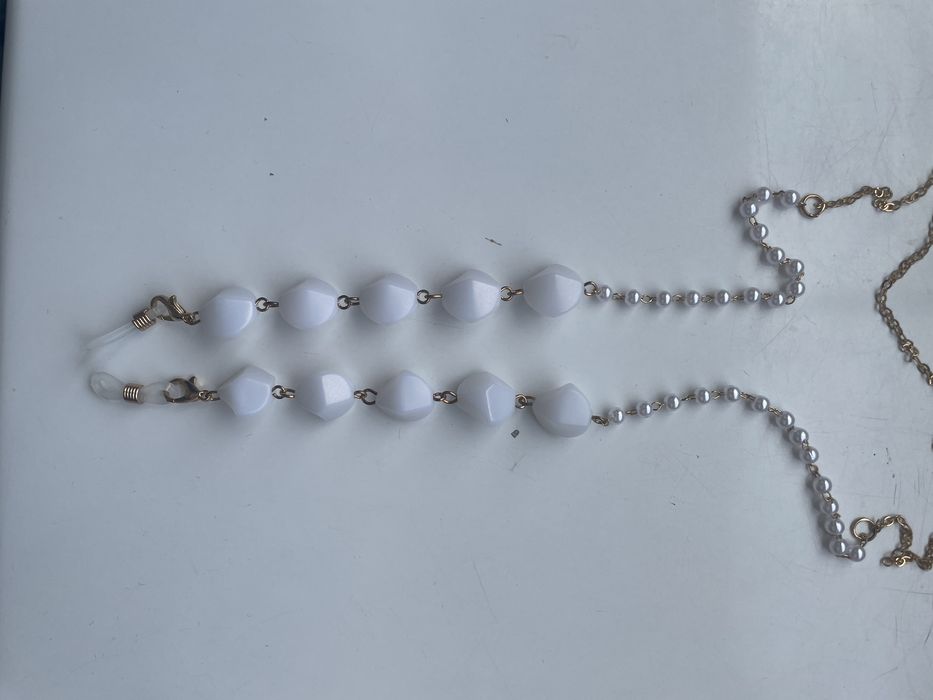 Łańcuszek do okulaów białe kamyczki