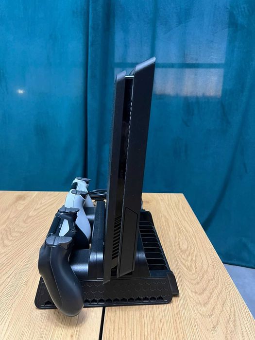 Playstation 4 com 2 comandos e suporte