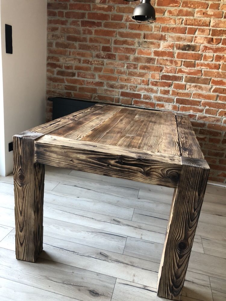 Drewniany stół z belek opalany industrialny loftowy postarzany