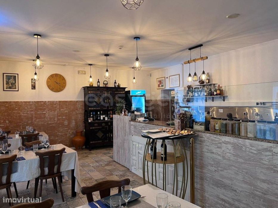 Restaurante equipado localizado em Vila Nogueira de Azeitão