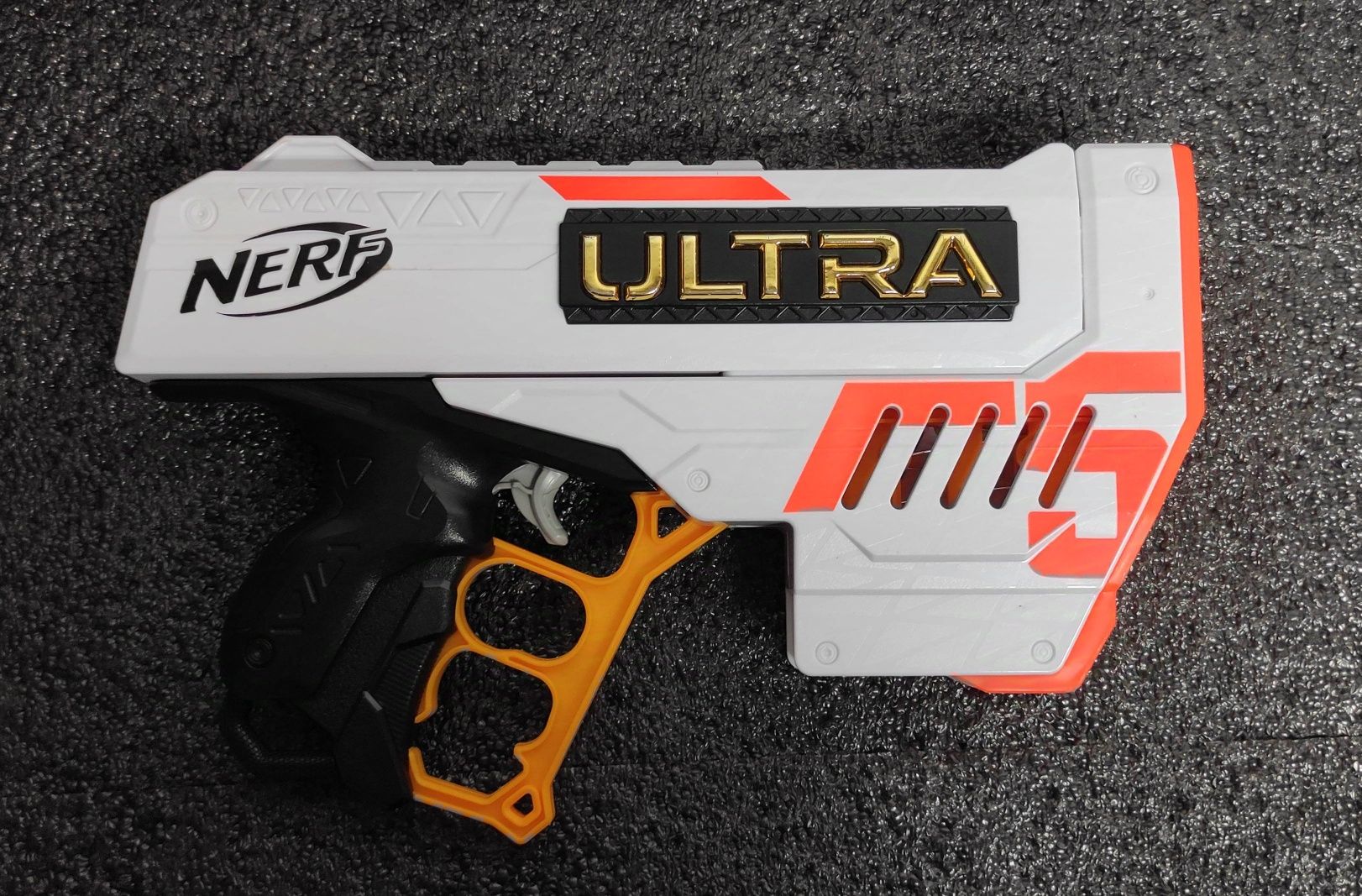 Duży pistolet, wyrzutnia Nerf z serii ULTRA + strzałki