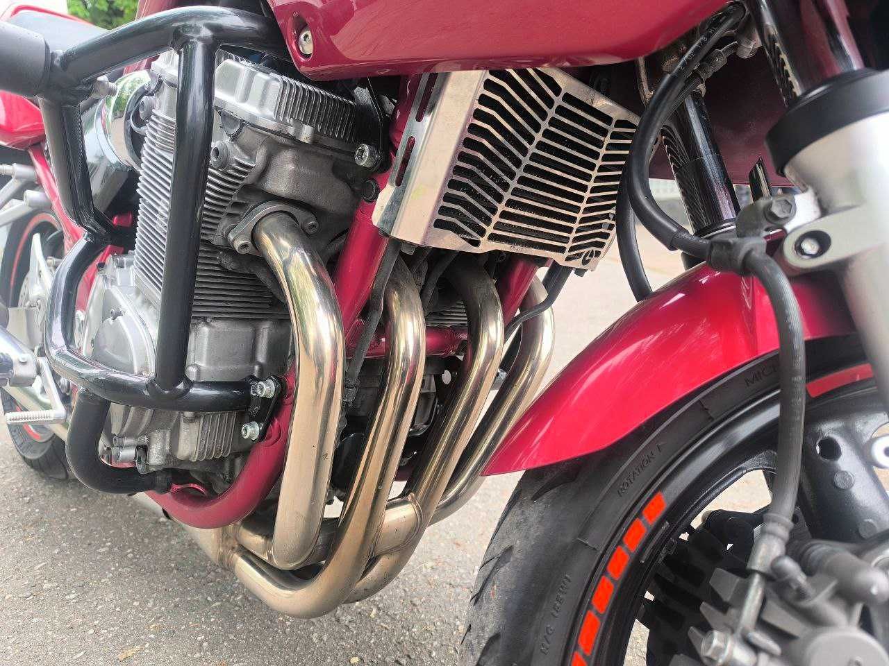 Suzuki GSF 600 Bandit S 2002 на повному бойову ходу