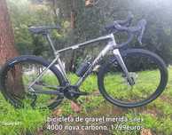 Bicicleta de carbono de gravel com grx