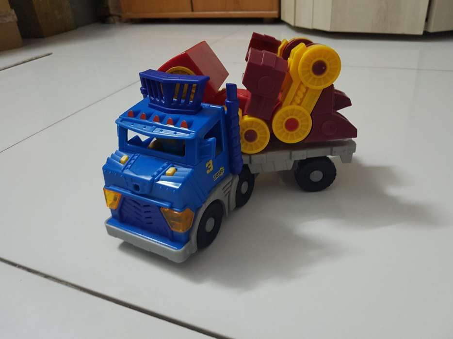 Auto z robotem fisher price.