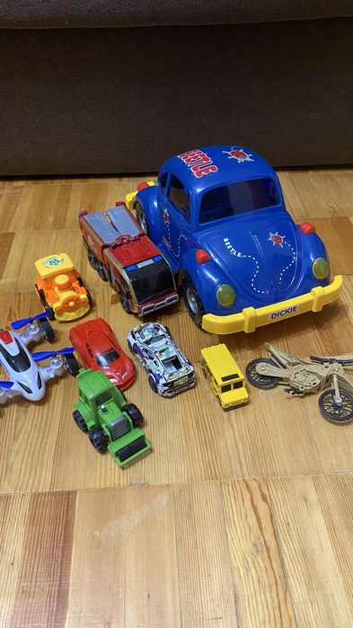 Іграшкові машинки