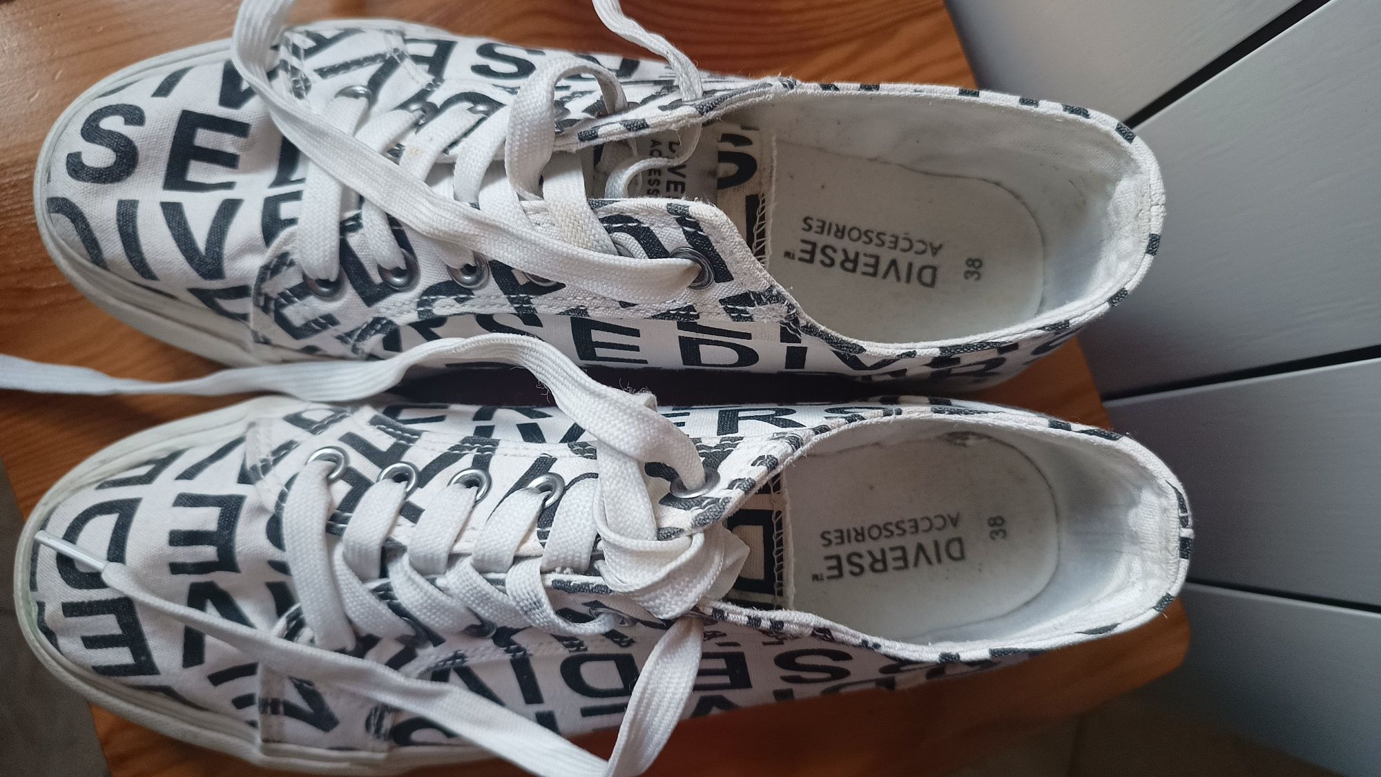 Buty  sportowe /tenisówki na wyższej podeszwie Diverse rozmiar 38