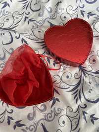 Dwa pudełka czerwone w kształcie serca na biżuterie różne rzeczy tiul