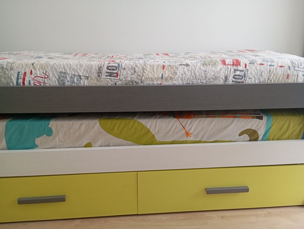Cama criança com arrumação