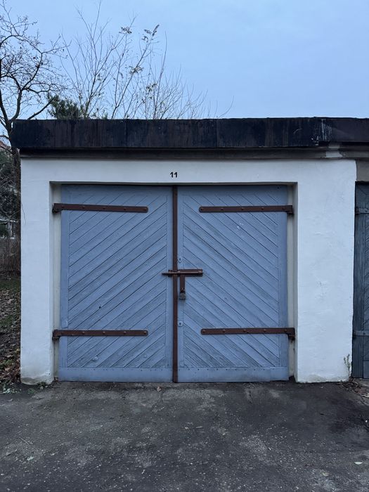 Garaż z kanałem w ciągu garaży!