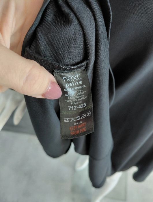 Nowa sukienka z koronkowym rękawem Next L