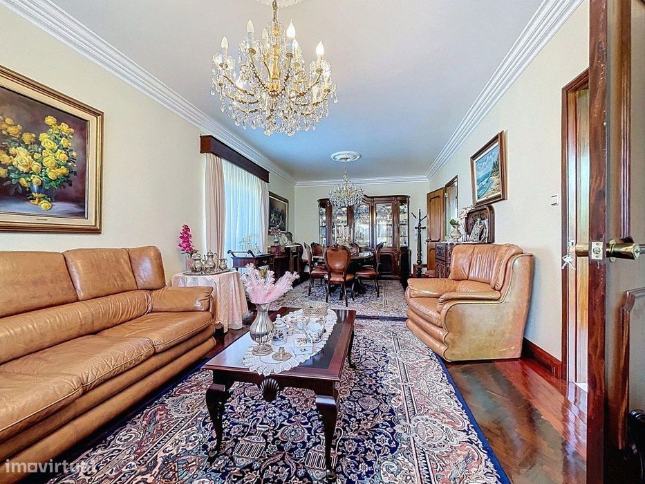 Moradia com Potencial Único no Centro da Cidade de Ponta Delgada