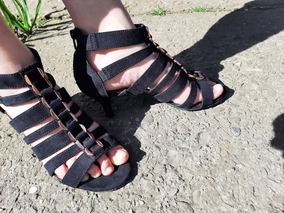 Босоніжки під замш на маленькому каблуці