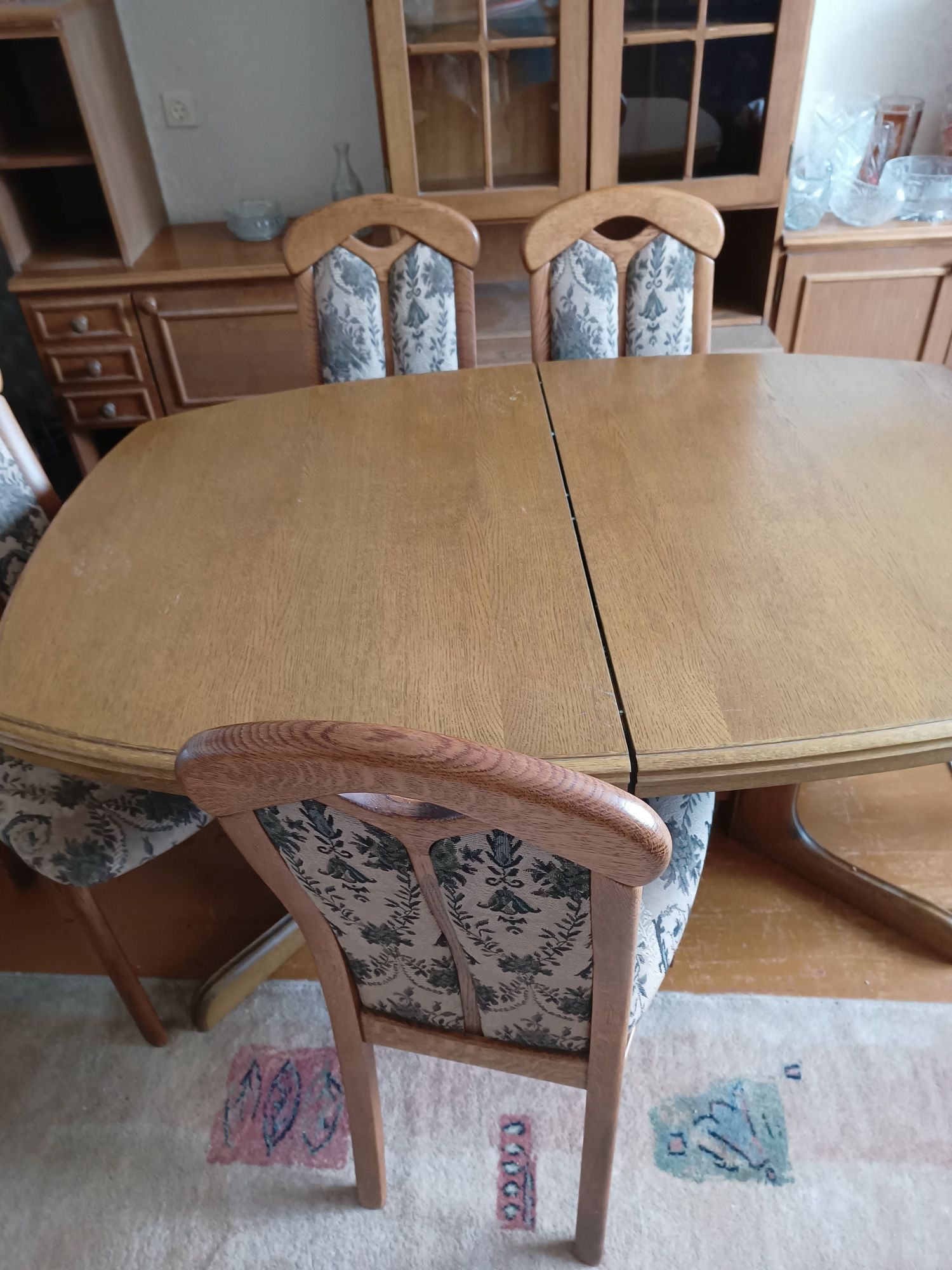 Stół i krzesła dobrej jakości