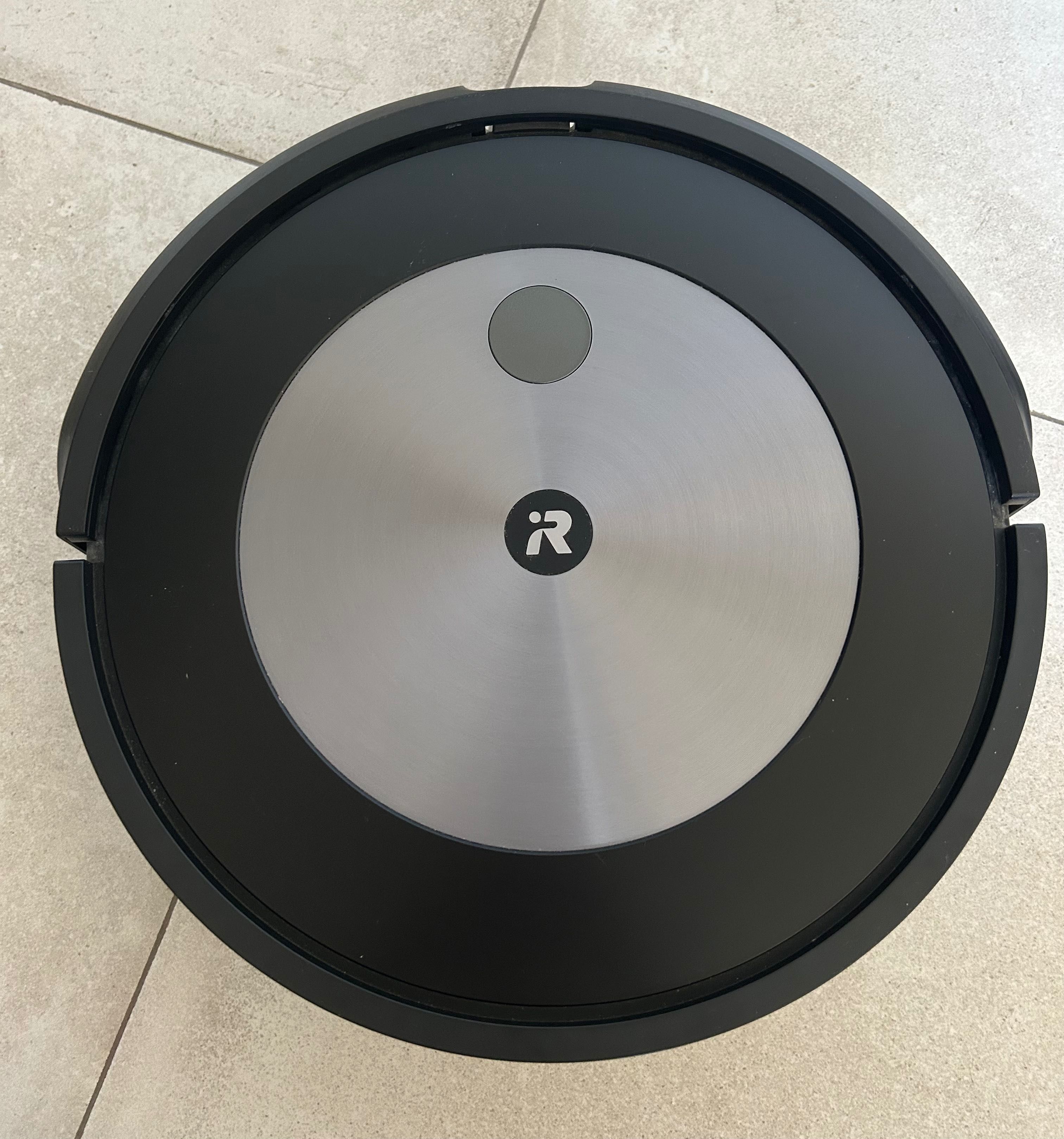 iRobot Roomba J7+ : aspirador + base + acessórios