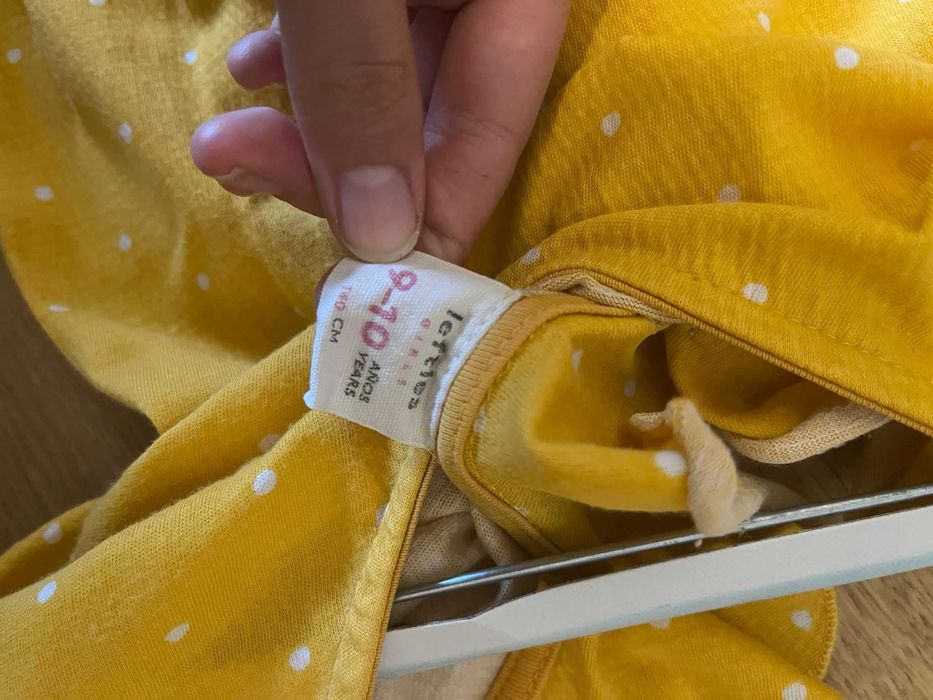 Macacão amarelo às bolinhas brancas - 9-10 anos