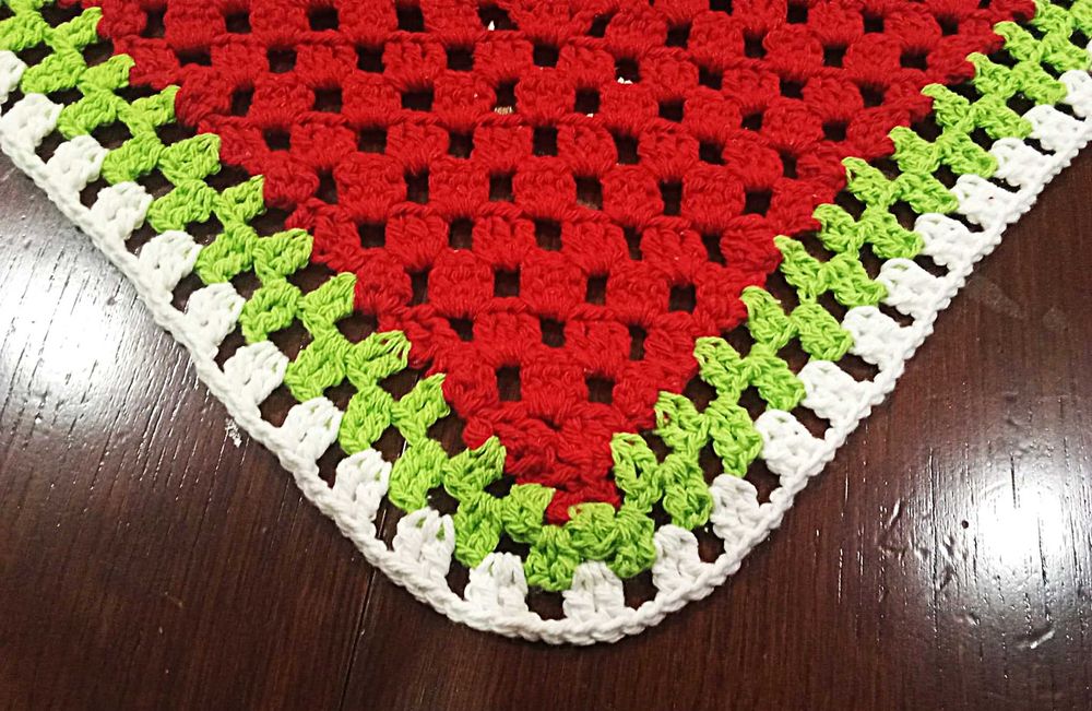 Centro de mesa em crochê vermelho, verde e branco feito à mão