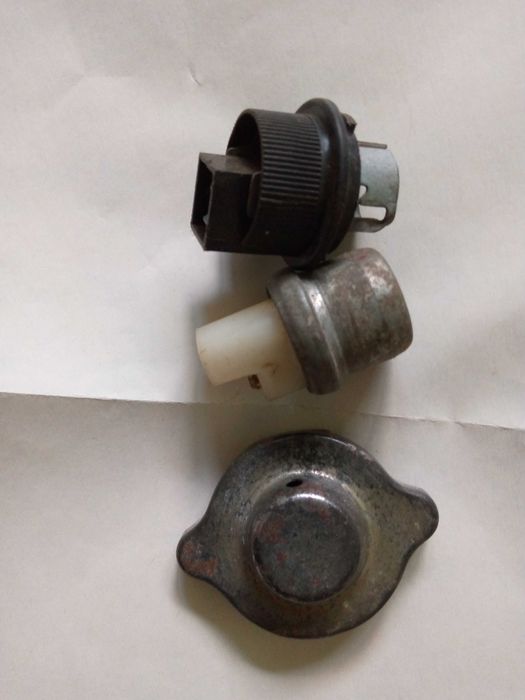 2 патрона  поворотов лампу (А 12-5 ) и крышка расширительного бачка