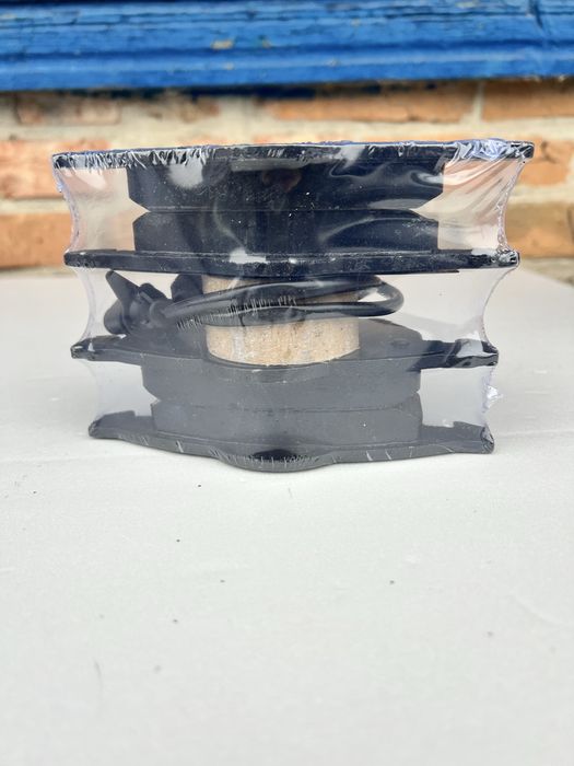 Передні гальмівні колодки AUDI A4/A6, VW Passat з датчиком,