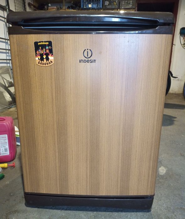 Продам  холодильник Indesit.