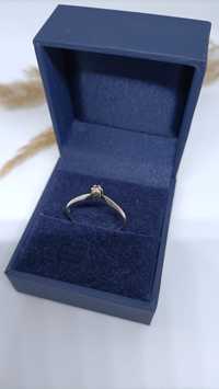 Klasyczny pierścionek z białego złota z diamentem, złoto 585
