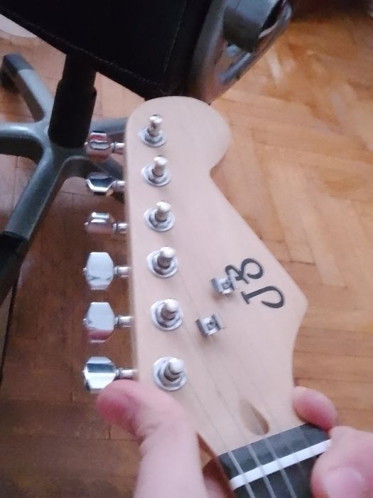 Продам електро гітару J8 Stratocaster (повну назву не пам'ятаю)