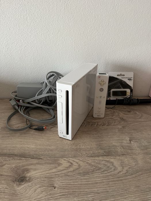 Wii desbloqueada com oferta de pen 128 gb com ate 40 jogos .