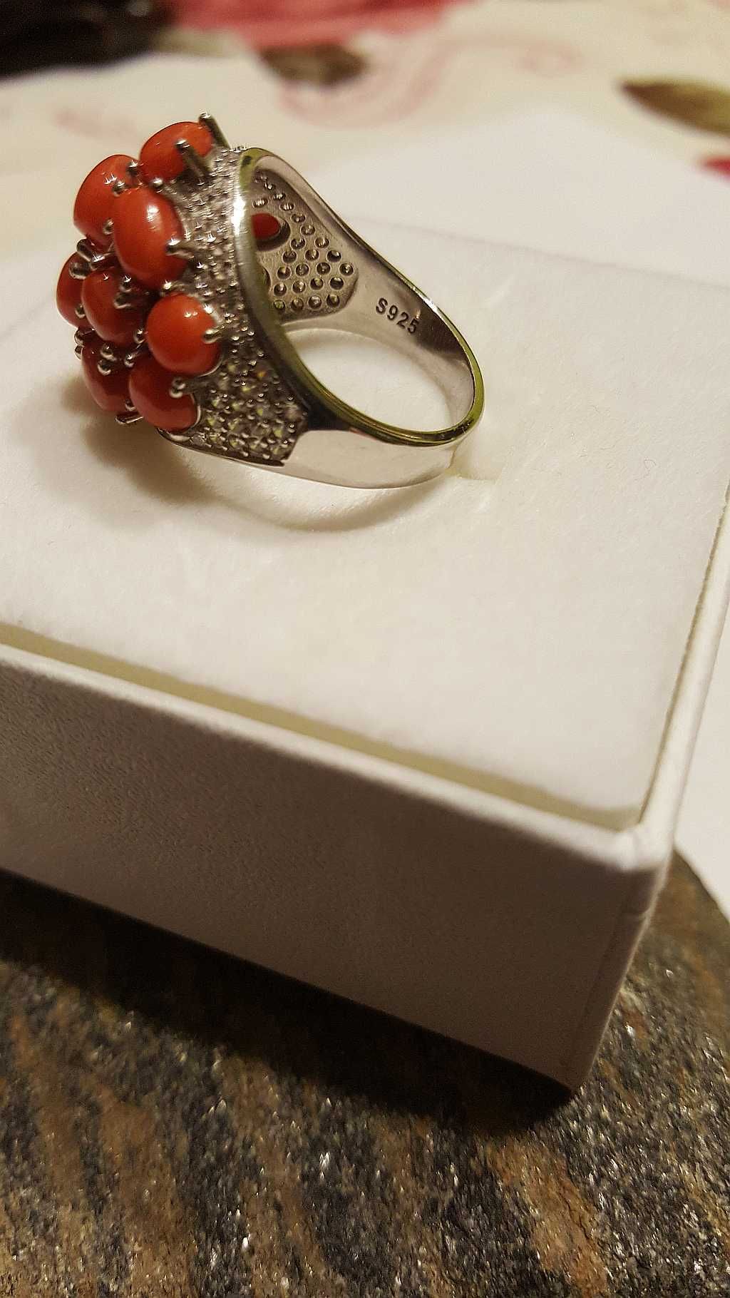 Srebrny pierścionek z koralem i kryształami Swarovski - roz18