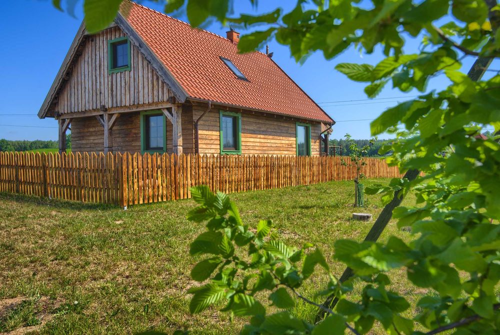Dom domek na Mazurach nad jeziorem ogrodzony balia jacuzzi sauna