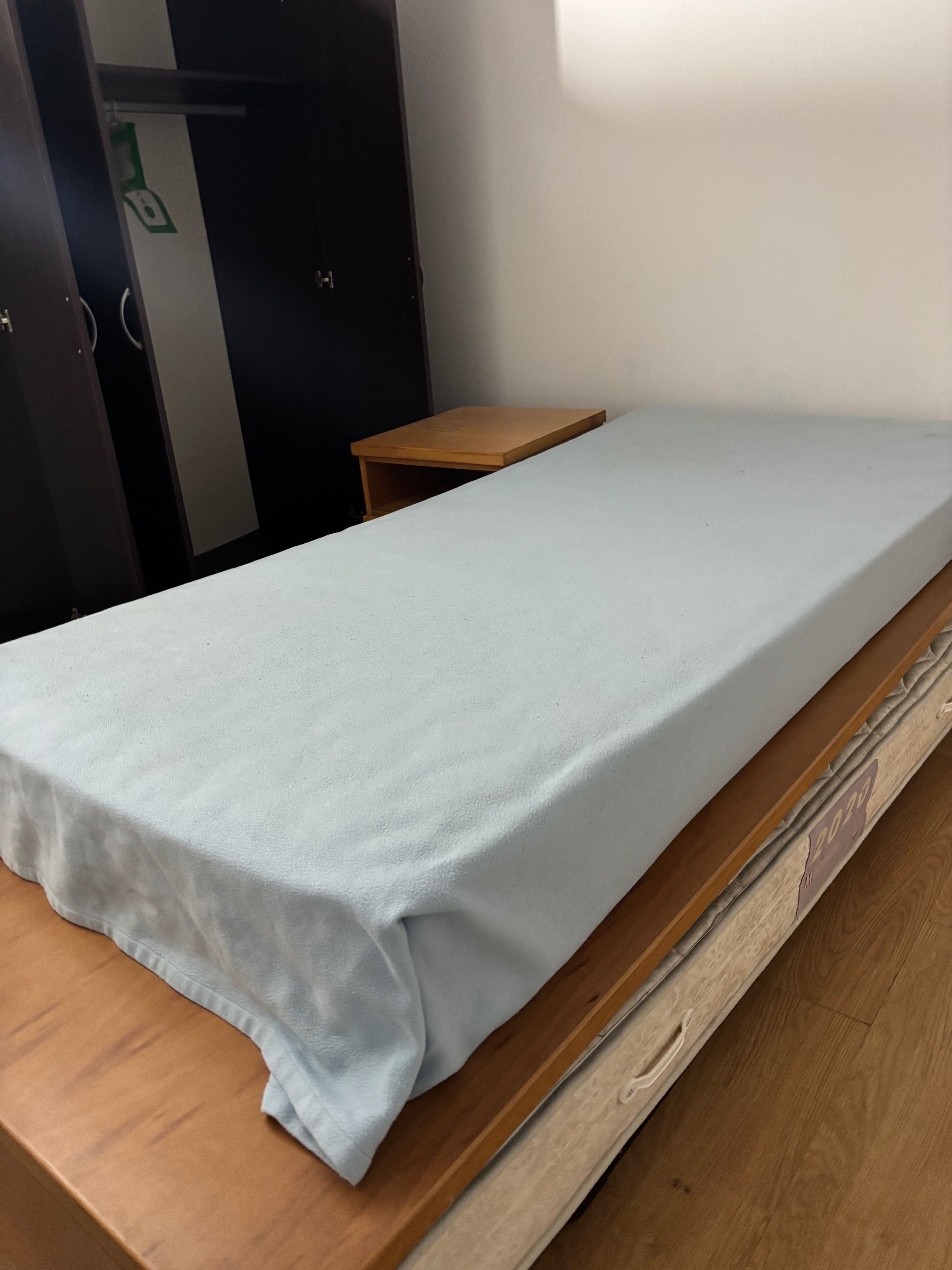 CAMA DUPLA com oferta da mesa de cabeceira