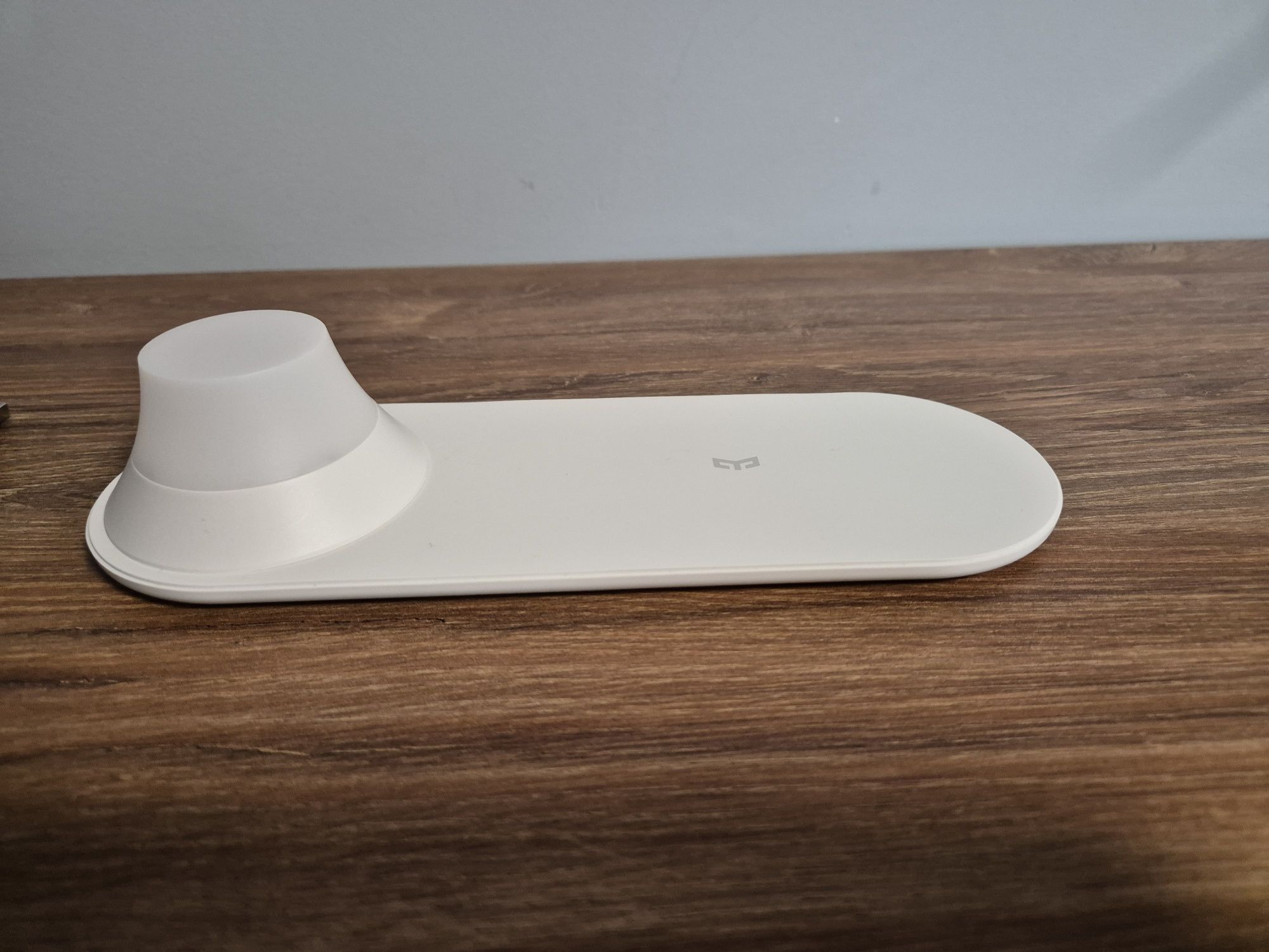 Yeelight Lampka nocna z ładowarką bezprzewodową (indukcyjną)