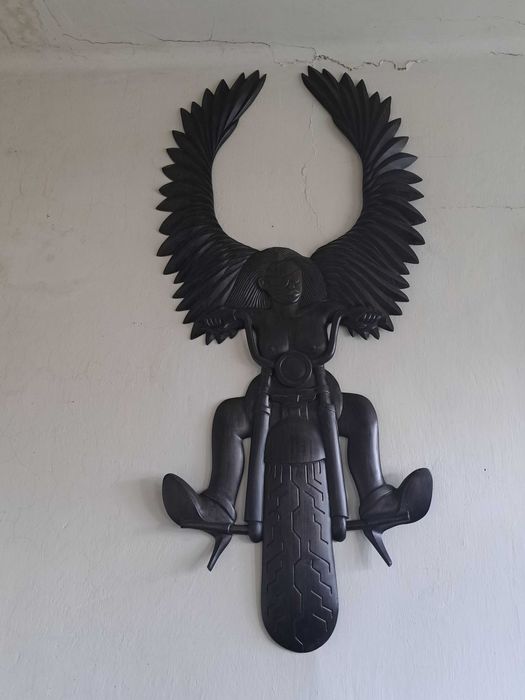 Współczesna płaskorzeźba Harley na drewnie