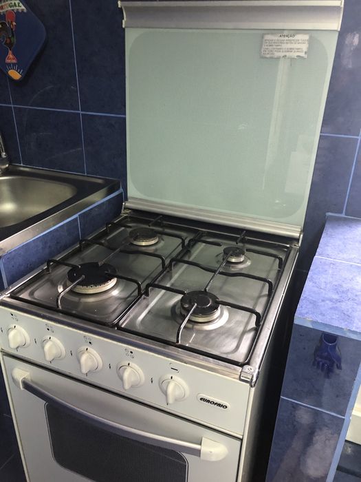 Fogão com forno a gás em bom estado