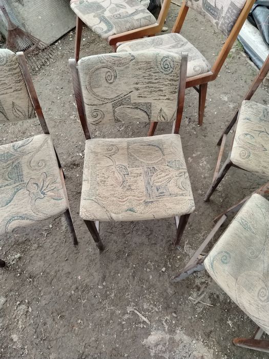 Stare stylowe krzesła z czasów PRL