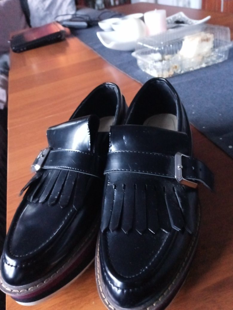 Buty wsuwane cale 36 czarno bordo Zara