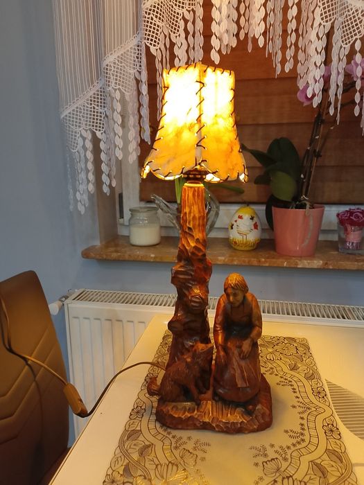 Pięknie rzeźbiona stara lampa, na biurko z drewna.