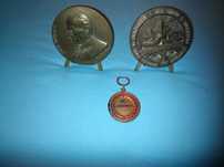 Medalhas e porta chaves.